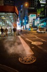 nel cuore di Manhattan, un dettaglio visto mille volte al cinema: i vapori emanati dai tombini sulle strade. Intorno, si muove la citt�, con i taxi e le persone che vanno e vengono, tra mille luci.