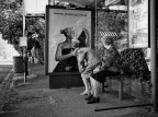 Alla fermata del bus Alla fermata del bus