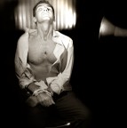 Domande d'amore...
Vorrei conoscere chi ha detto che l'adulterio confessato � una mezza prova di fedelt�...

Grazie al modello per l'intensa interpretazione.

ATTENZIONE
Sono contraria a qualunque forma di tortura.

HP Photosmart 945. Tempo di esposizione 2". ISO 400. Toned in PS with Quadtones. Burned the background.