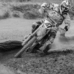 Foto scattata in una gara di motocross, portata in B/N e modificato il taglio. Mi interesserebbe un vs parere e qualsiasi commento e' bene accetto.
Grazie