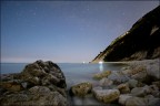 Questa volta, una foto in notturna allo scoglio. Causa compagna riluttante a stare al buio, mi sono fermato un po' prima e ho provato a tirare fuori comunque qualcosa di decente.

Lente: Samyang 12mm

Foto unione di due scatti, uno per il primo piano (1600 iso, 5' di esposizione, diaframma chiuso a f/5.6 ) ed uno per le stelle (6400 iso, 30", diaframma pi� aperto)

Suggerimenti e critiche sempre ben accetti.