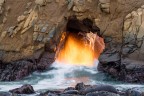 Pfeiffer Beach, California.
Una volta l'anno a fine Dicembre il sole al tramonto illumina l'interno di questo arco.