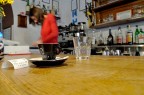 Una donna entra in un caffè......splash!!! Una donna entra in un caffè......splash!!!