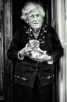 L'anziana  signora e il suo gattino