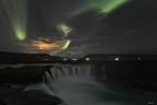 Aurora boreale sulla cascata degli dei