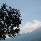 L�aria � immobile
La temperatura insopportabile
Le montagne perdono il proprio splendore e si confondono con il cielo
La natura si attacca stretta alla vita e aspetta che l�incerta nuvola divenga temporale