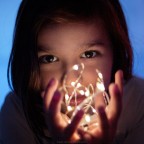 Matilde e la luce.
Commenti e critiche ben accetti. Lo sfondo � fatto con flash e gel blu.