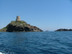 Siamo a Pula (CA) di fronte alla spiaggia di Nora, una vista della "Torre di Nora" in primo piano e sullo sfondo l'isola di "San Macario"