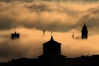 Bergamo Alta immersa nella nebbia Bergamo Alta immersa nella nebbia