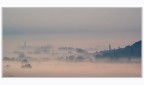 Prima luce sulla pianura nebbiosa