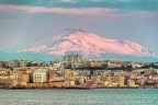 L'Etna sovrasta Siracusa L'Etna sovrasta Siracusa