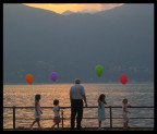 Foto scatata a Portovaltravaglia, sul Lago Maggiore, sponda Lombarda, nell'estate 2005.
La Notte dei Mezarat (Mezarat � un termine dialettale che indica i pipistrelli - mezzi ratti) � un evento culturale inventato ed organizzato da Dario F�, che � nato a pochi km di distanza e che trascorre le sue vacanze in questo grazioso paesino.
E' una sorte di Notte Bianca con decine di iniziative culturali, il tutto messo in scala con un paesino di poche migliaia di abitanti.