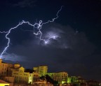 Fulmine positivo sul cielo di Savona durante la sera del 7 settembre 2019, questa tipologia di fulmini � la pi� pericolosa in quanto la scarica si origina dal top del cumulonembo e pu� colpire a terra anche a considerevoli distanze dal temporale stesso. Notare nella foto il fulmine come fuoriesce dal temporale andando a colpire una zona apparentemente pi� tranquilla.