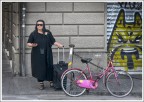 dark lady e bici rosa