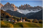 Ultimi raggi di sole su Santa Magdalena e le Odle - Funes. Ultimi raggi di sole su Santa Magdalena e le Odle - Funes.