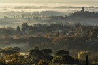 I primi raggi di sole illuminano la leggera nebbia.. I primi raggi di sole illuminano la leggera nebbia..