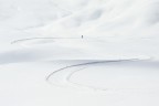 Sciare in solitudine immersi nella neve Sciare in solitudine immersi nella neve