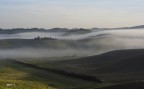 Leggera foschia del mattino nella valle. Leggera foschia del mattino nella valle.