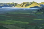 Leggera foschia al mattino nella piana di Castelluccio.. Leggera foschia al mattino nella piana di Castelluccio..