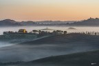 Nebbia al mattino nelle colline Toscane.. Nebbia al mattino nelle colline Toscane..