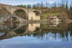 Il ponte ad arco e la chiesetta sul lago. Pontecosi. Il ponte ad arco e la chiesetta sul lago. Pontecosi.