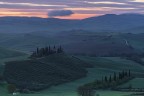 Un alba che si preannuncia contrastata.. Val D'orcia. Un alba che si preannuncia contrastata.. Val D'orcia.