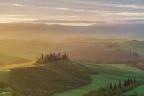 Alba dorata irraggia il casolare.. Val D'orcia. Alba dorata irraggia il casolare.. Val D'orcia.