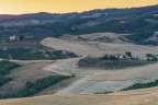 Casolari all'alba nelle colline Pisane..