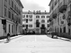 Sola me ne vo per la citt�