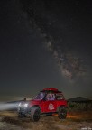 La foto � stata eseguita in 10 scatti...uno per la via lattea e 9 in multiesposizione!   

Nel set sono state poste luci fisse dentro la macchina e sul retro (sopra le gomme lato destro non a vista)  per illuminare il terreno sottostante e staccare maggiormente il fuoristrada... Davanti � stato eseguito (personalmente) un Light Painting manuale per illuminare il terreno e il fuoristrada in primo piano!  

Spero sia un lavoro gradito!