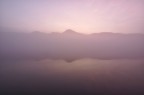 Lago nebbioso all'alba Lago nebbioso all'alba