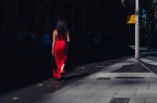 Martin Place, Sydney

Febbraio 2024

Nota curiosa: la ragazza era a pochi metri dalla celebre fontana presso cui nel film ''Matrix'', � stata girata la celebre scena della donna con il vestito rosso. Ma ovviamente non mi ha fatto il regalo di passarci davanti.
