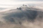 sole e nebbia in Val d'Orcia