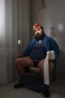 Inizialmente era solo una foto destinata al concorso Sony, ma poi ho deciso di crearne altre due. La foto del bagno � un autoritratto che avevo in mente da tempo, anche se l�idea originale era molto diversa (magari un giorno prender� forma anche quella). L�ispirazione per il Re � nata osservando la corona del figlio di un�amica, mentre il nome "Turacciolo" mi � stato dato affettuosamente da un amico. L'intera serie � autoironica e rispecchia un po' quello che sono.