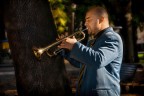 un artista di strada e la sua tromba a Villa Borghese in questa foto datata 2006