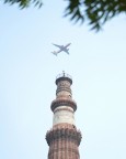 Areo in linea con la torre in Nuova Delhi