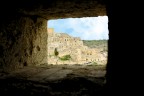 Matera, la citt� nella roccia
Uno scorcio incorniciato dal tempo, come se la storia sbirciasse tra le pieghe della pietra.
Dall�oscurit� di una grotta alla luce dei Sassi, ogni dettaglio racconta un�anima antica.
Un viaggio visivo che emoziona.