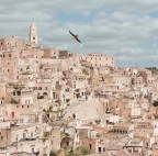 Un volo silenzioso attraversa il cielo sopra i Sassi di Matera, patrimonio dell�umanit� e cuore antico del Sud. In questo intreccio di case, grotte e storia, ogni pietra racconta secoli di vita e resistenza. Un luogo che incanta, sospeso tra cielo e terra, dove il tempo sembra essersi fermato.