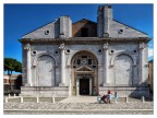 Famiglia di passaggio al Tempio malatestiano Famiglia di passaggio al Tempio malatestiano