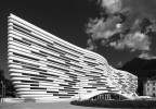 L'Universit� della Valle d'Aosta in una ripresa completa.
L'edificio, progettato dall'Arch. Mario Cucinella � stato inaugurato nel 2024.