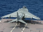AV-8B della Marina ripreso nel momento esatto del distacco dal ponte di volo della portaerei