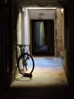 Fotografia scattata in un vicolo di Finale Ligure, mi aveva attirato questa zona di luce e la sagoma della bicicletta che sembra aspettare il suo padrone.
Foto scattata con Fujifilm Finepix F700
Lunghezza focale	20,6mm
Diaframma		f 4,6
Tempo			1/14�