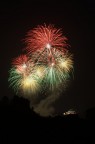 Sabato 24 giugno 2006 era la festa del Patron di Torino e come ogni anno viene festeggiato con i fuochi d'artificio.
Siccome sono alle prime armi Vi sarei grato se mi deste suggerimenti, consigli e critiche per migliorare la mia tecnica.Grazie

I dati della foto:
F11
4 s
iso 100

Ho impostato in Manuale sia l'apertura del diaframma sia il tempo di esposizione.