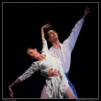 ecco la terza di una serie... un po' pi� drammatica, pensate di essere nel buio dell'Opera, in una mano il monopiede, la musica crea una sottile atmosfera, i ballerini si muovono lentamente e al culmine di tutto... il suono gentile dell'otturatore che scatta...

Ke so' troppo poetico?