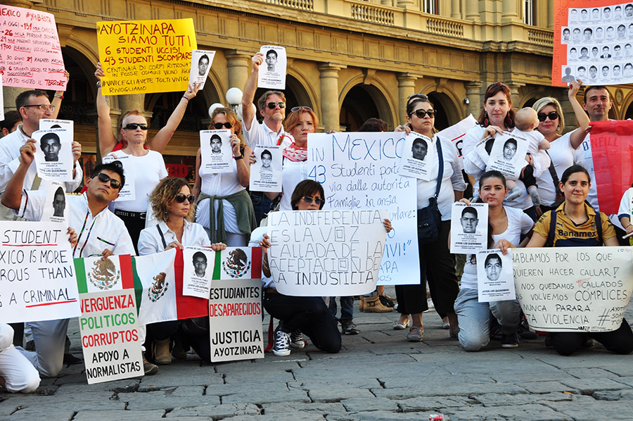 141019_Ayotzinapa_protesta_firenze4.jpg