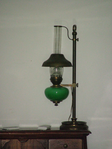 800 con una lamp.jpg