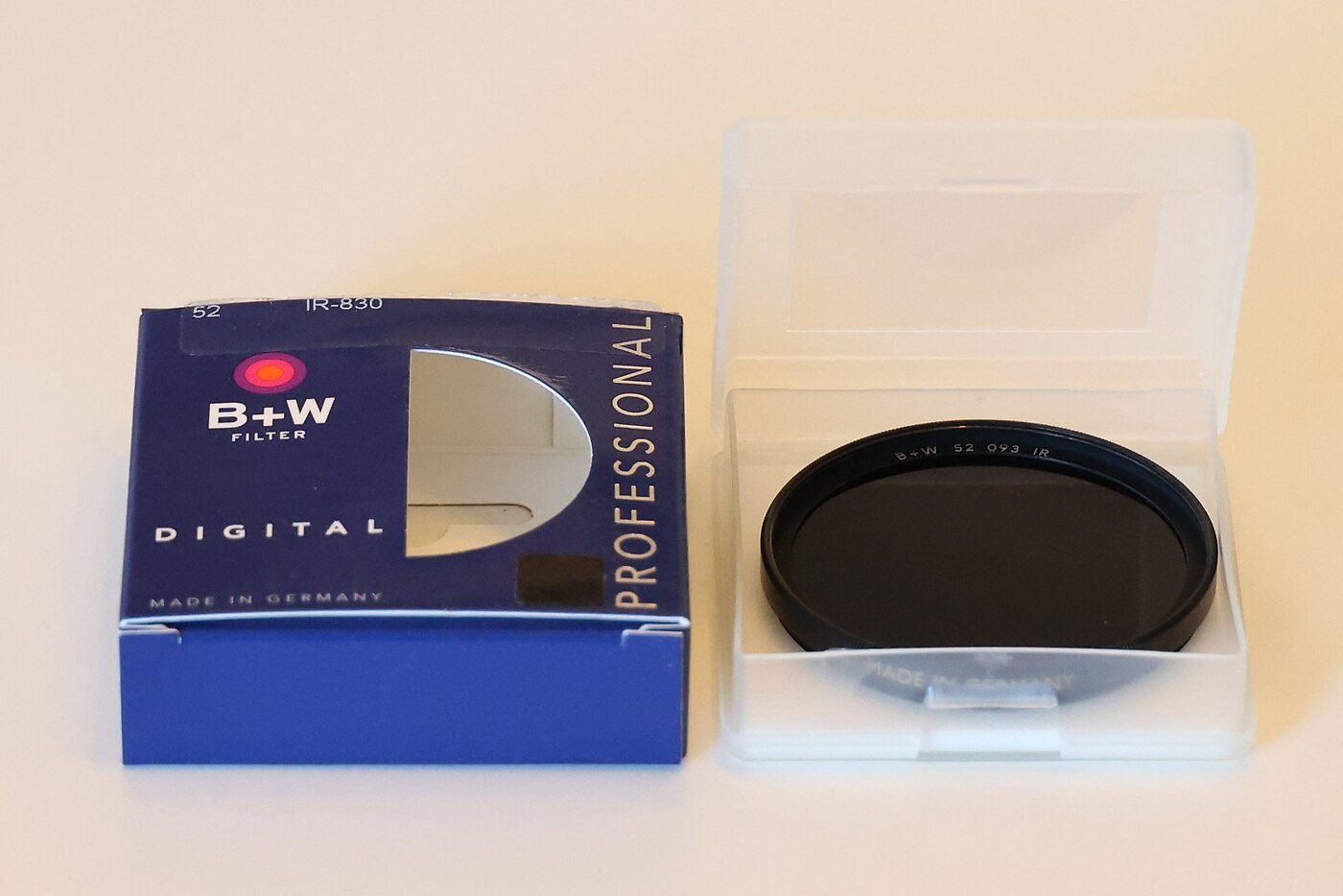 B+W IR 093 (Black) 52mm.jpg