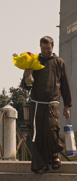 Frate con fiori2.jpg