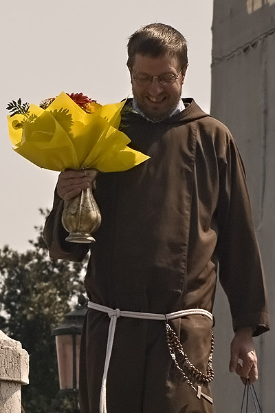 Frate con fiori3.jpg
