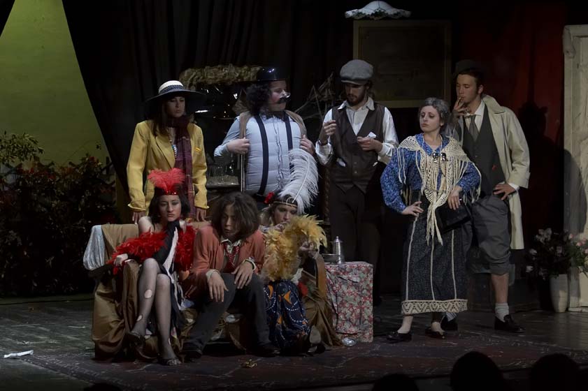 Gruppo a teatro.jpg